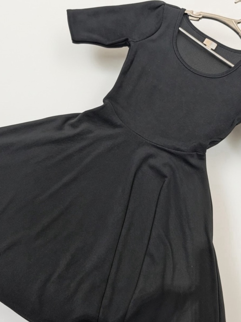 Elegant Black Fit-and-Flare Dress - Classic Scoop Neck